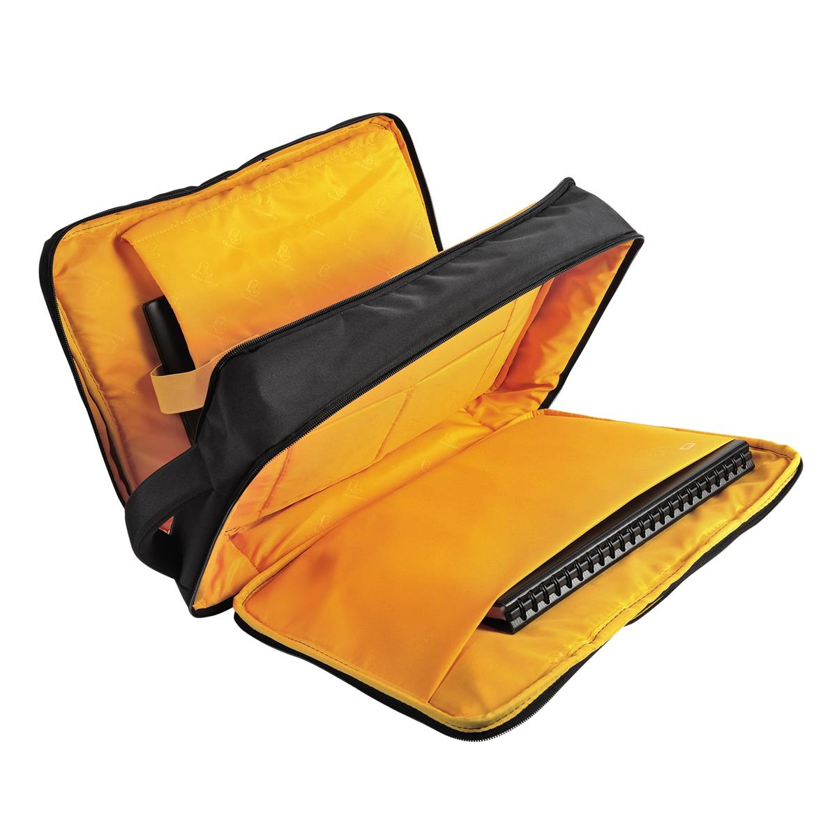 Una bolsa de portátil negra abierta con interior amarillo. Una computadora portátil y un bolígrafo están dentro de la bolsa.
