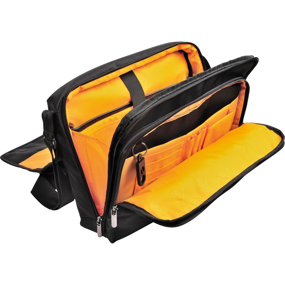 Bolso negro abierto con interior naranja. Múltiples bolsillos, llavero y cremalleras. Fondo blanco.