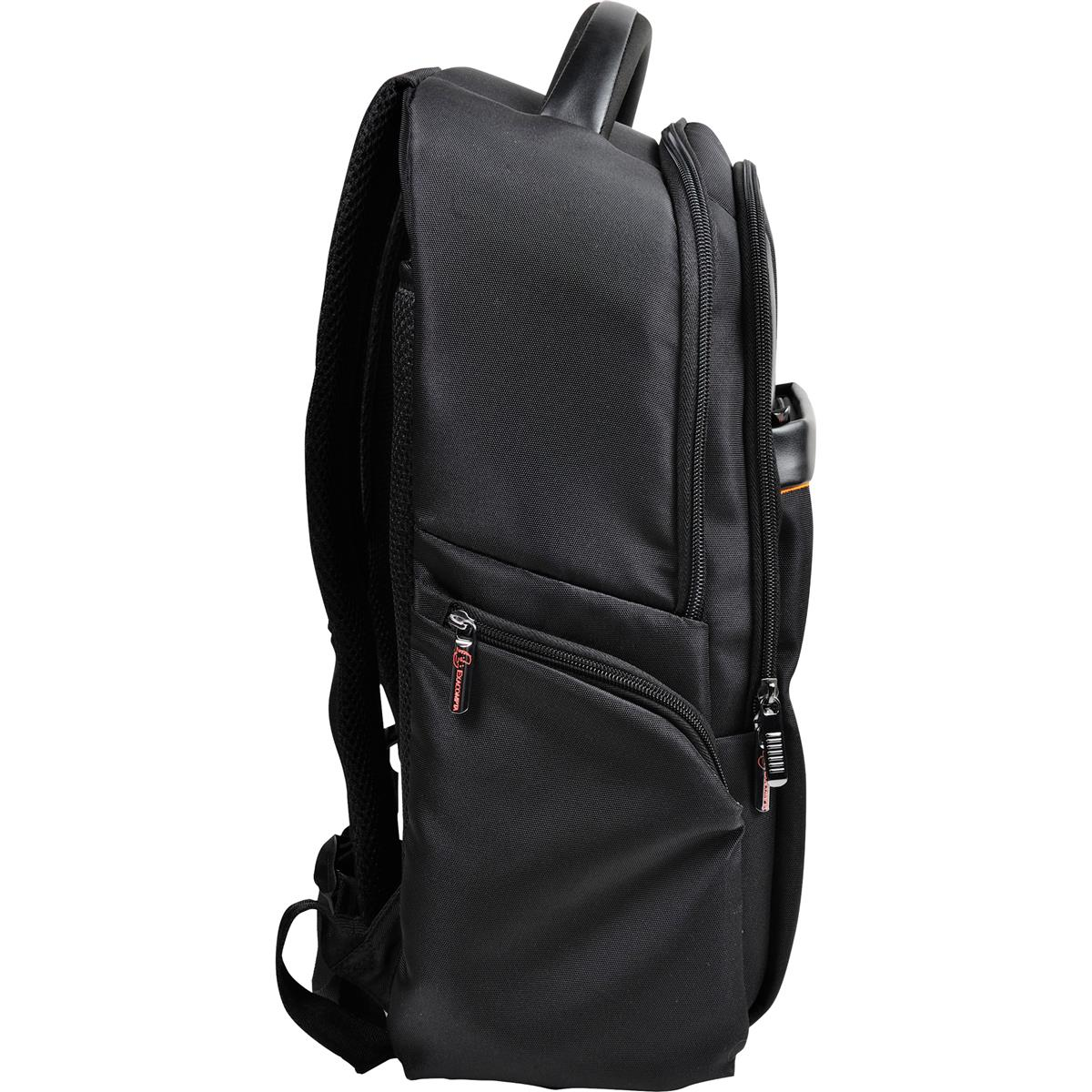 Mochila negra con bolsillos laterales y cremalleras. Vista lateral. Fondo blanco.