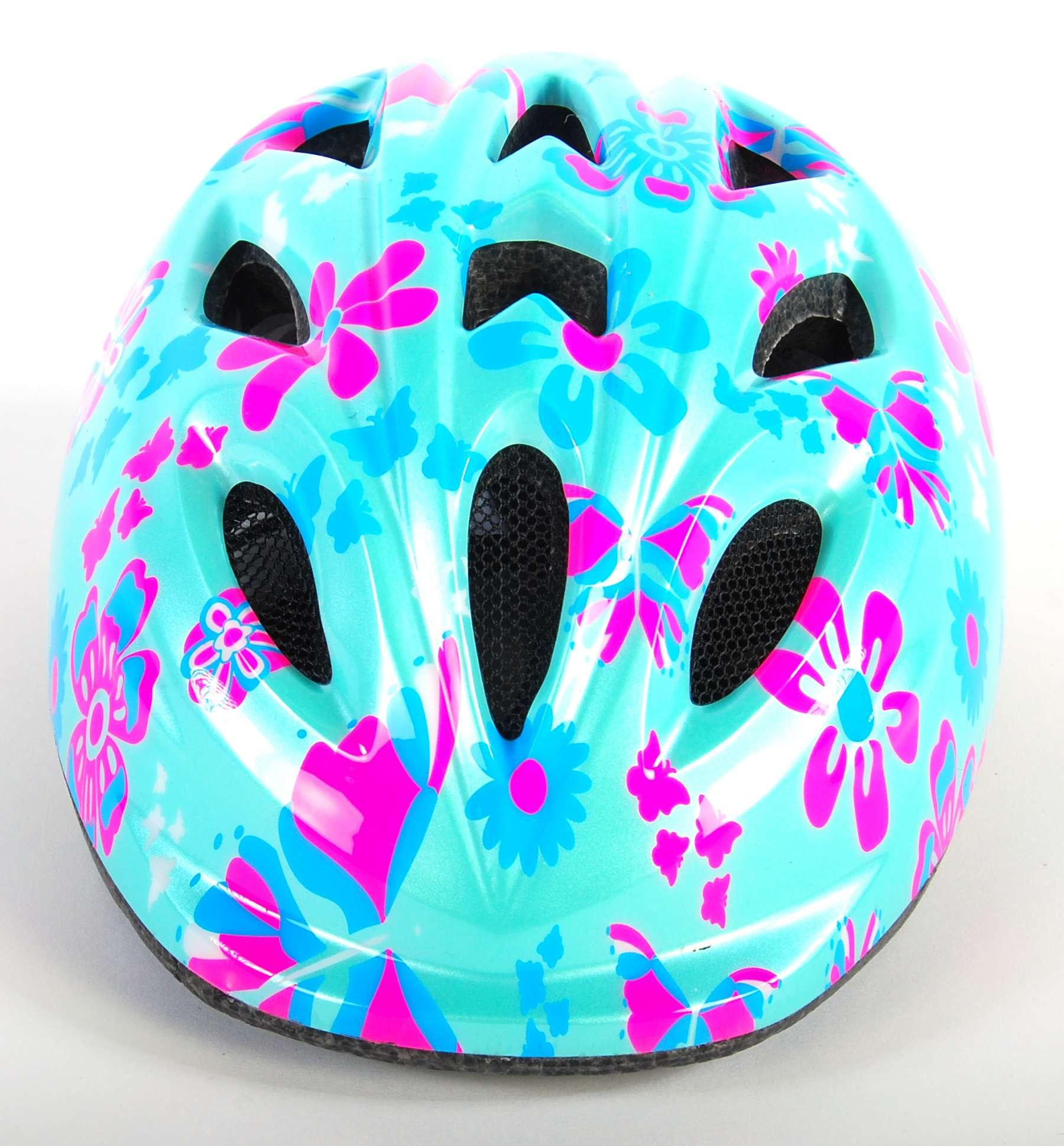 Ein türkisblauer Kinderhelm mit rosa und blauen Blumen und schwarzen Lüftungslöchern.