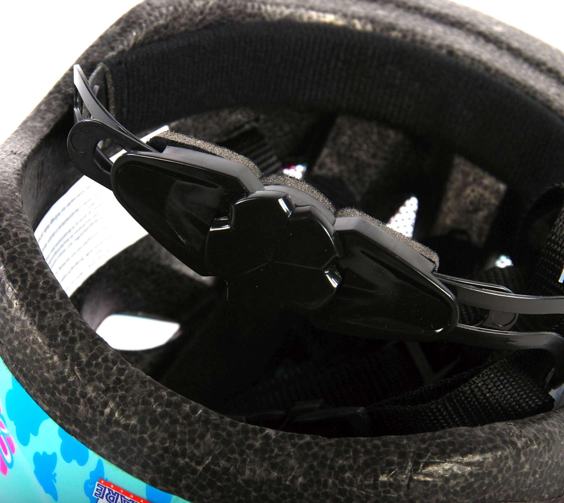 Nahaufnahme der Innenseite eines Fahrradhelms mit sichtbaren Verstellriemen.