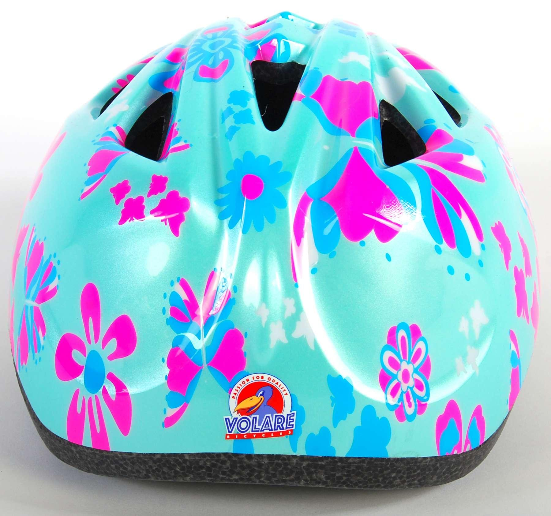 Ein bunter Kinderfahrradhelm mit Blumendesigns, auf weißer Oberfläche.