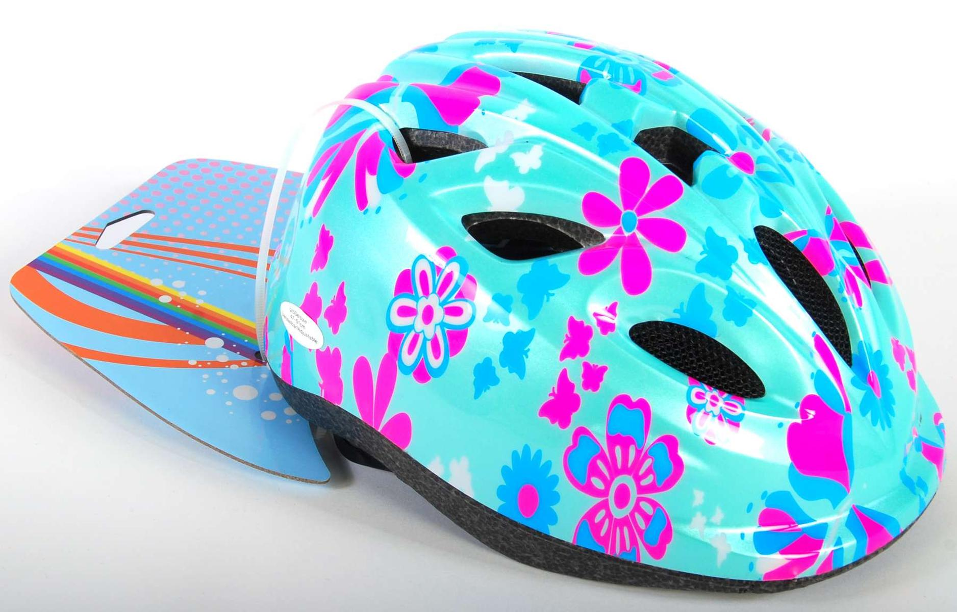 Ein blauer und rosa Blumen-Fahrradhelm mit passendem Anhänger.