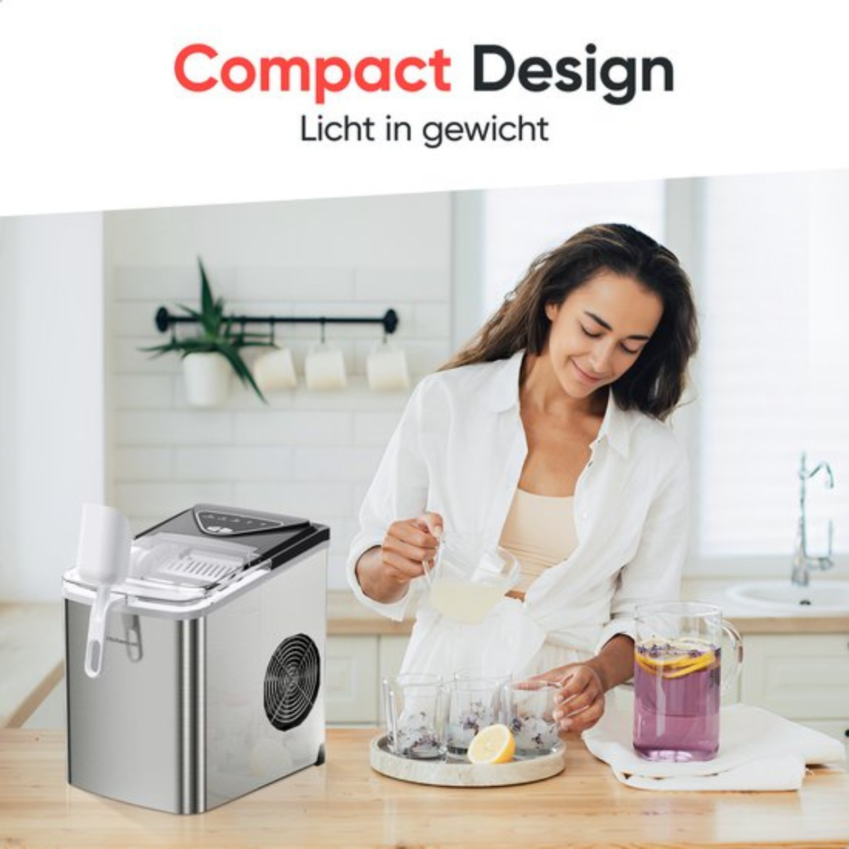 Een vrouw schenkt vloeistof uit een kan in glazen, in de buurt van een ijsmachine en een dienblad met glazen en citroen.