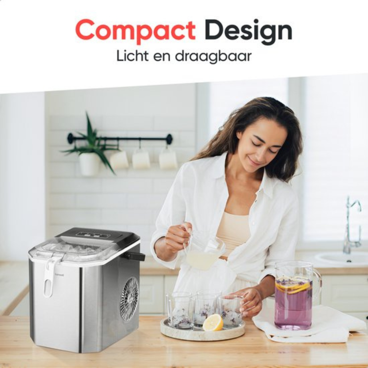 Vrouw schenkt drank in glazen, ijsmachine links. Keukenomgeving. Product is draagbaar en compact.