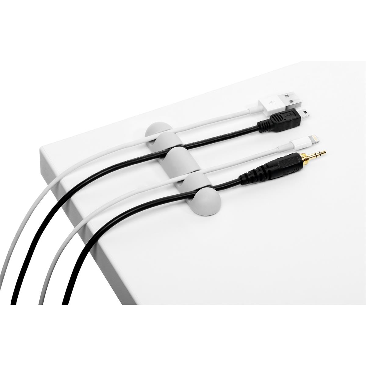 Ein weißer Schreibtisch mit einem Kabelorganizer, der mehrere Kabel in verschiedenen Farben hält.
