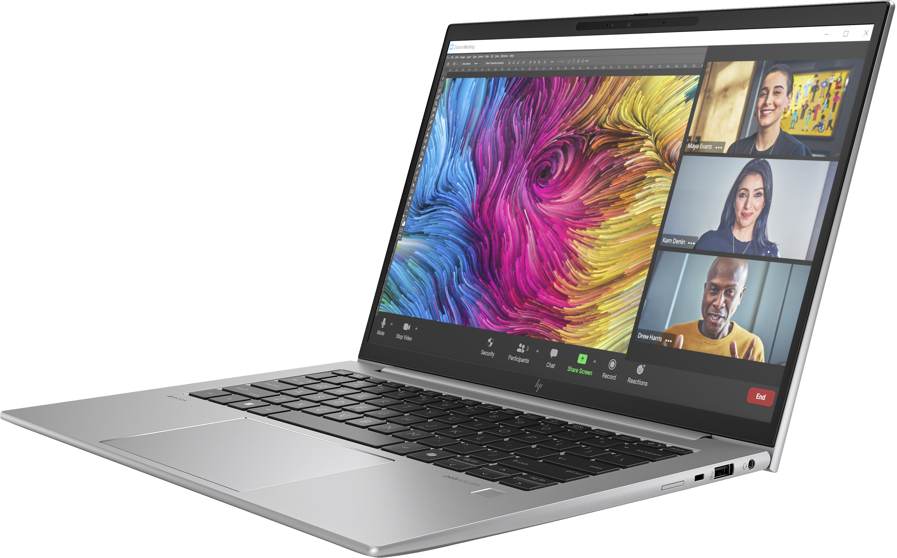 Laptop argentato aperto, videochiamata sullo schermo con 3 partecipanti. Sfondo bianco.
