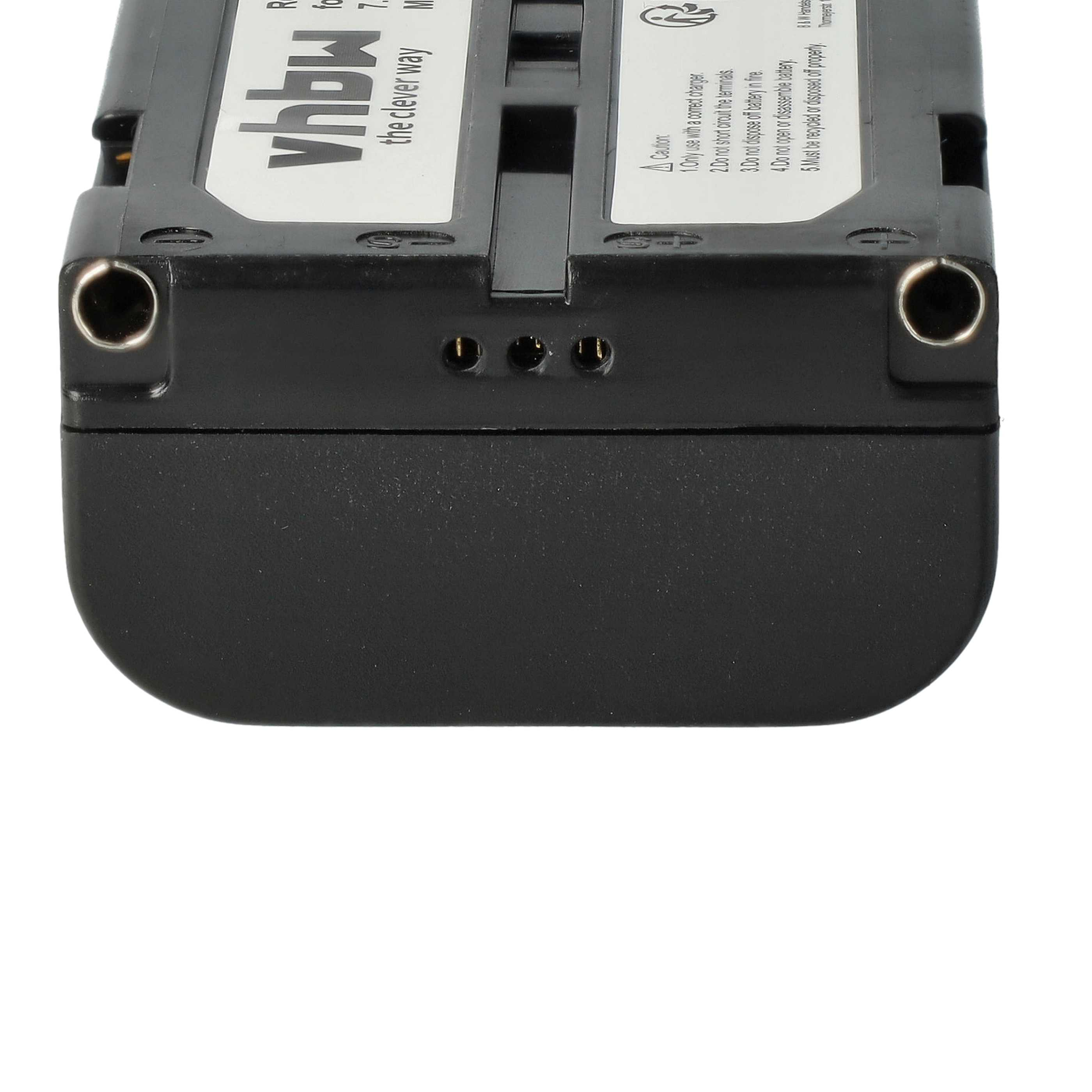 Nahaufnahme einer schwarzen Batterie. Etiketten und Löcher sind sichtbar. Weißer Hintergrund.