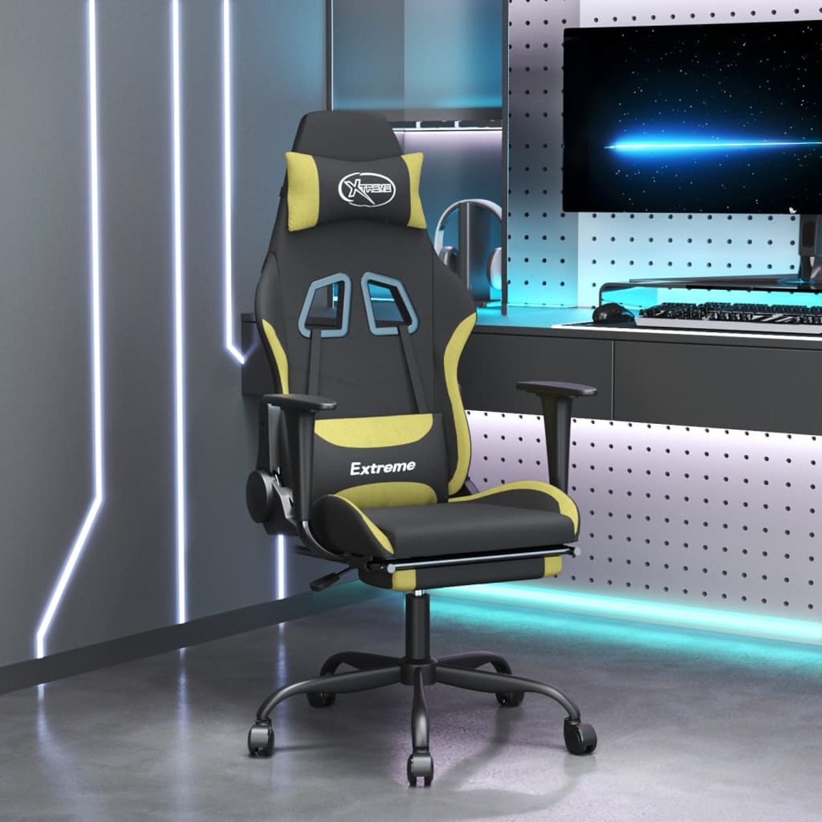 Schwarzer und gelber Gaming-Stuhl mit Kopfstütze, Armlehnen und Fußstütze in einem Gaming-Raum.