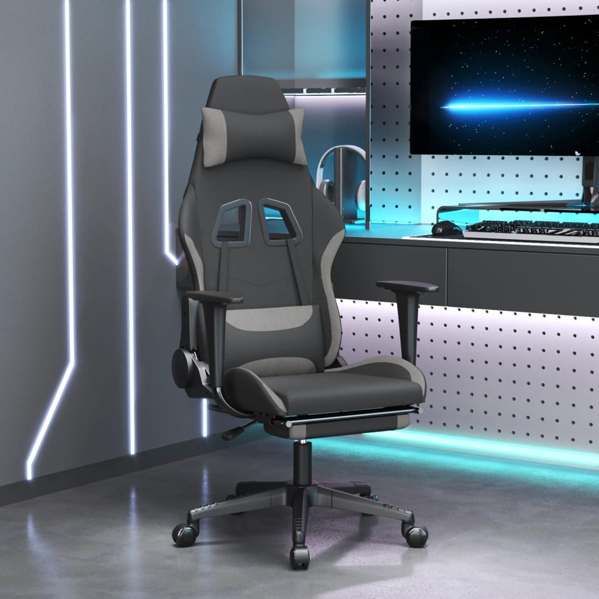 Gaming-Stuhl in Grau und Schwarz mit Kopfstütze, Armlehnen und Fußstütze vor modernem Hintergrund.