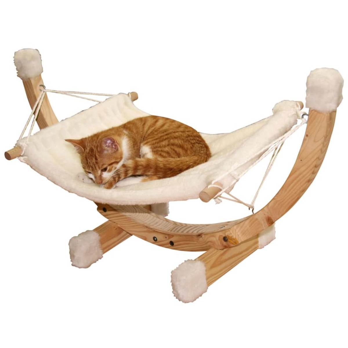 Gato naranja descansando en una hamaca blanca sobre un marco de madera.