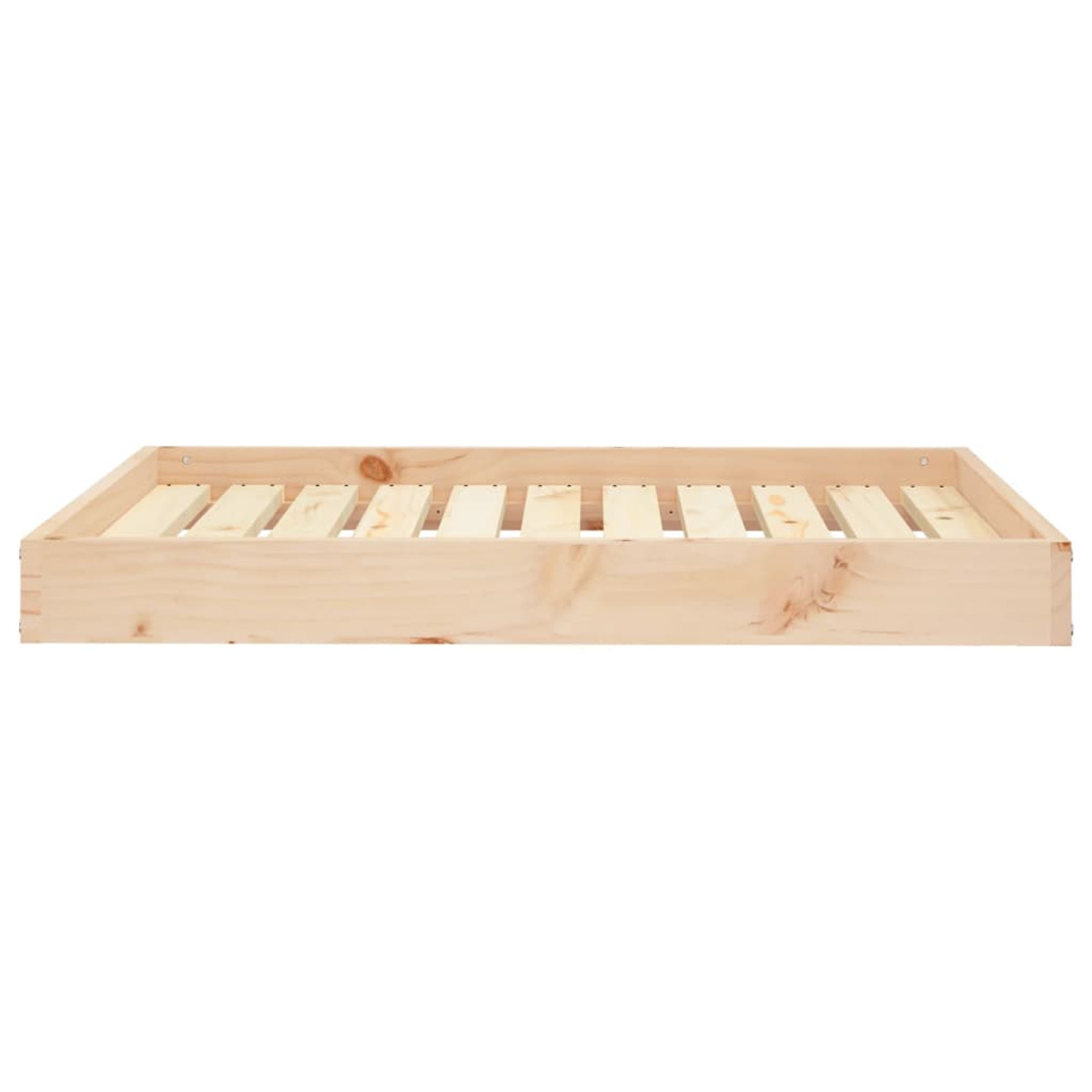 Bettrahmen aus Holz mit Lattenrost, Naturholzfarbe. Weißer Hintergrund.