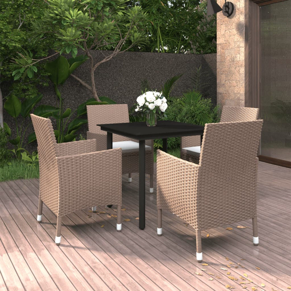 Vier beige Korbstühle um einen schwarzen Tisch, auf Holzterrasse, mit Grün.