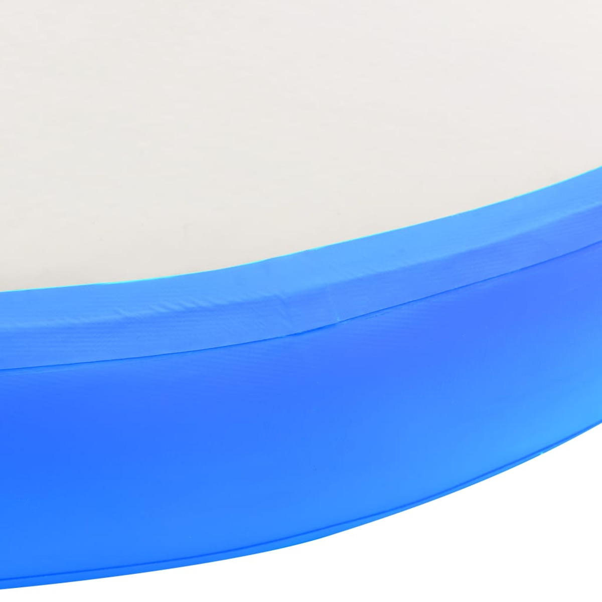 Blauer aufblasbarer Pool mit weißem Innenraum, Nahaufnahme des Beckenrandes.