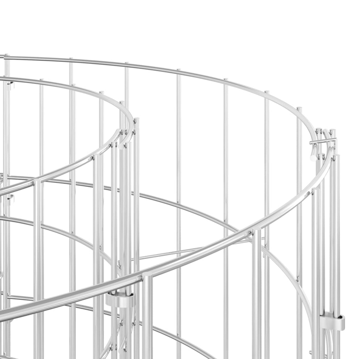 Gebogene Metallreling mit vertikalen Stangen, die eine Spirale auf weißem Hintergrund bilden.