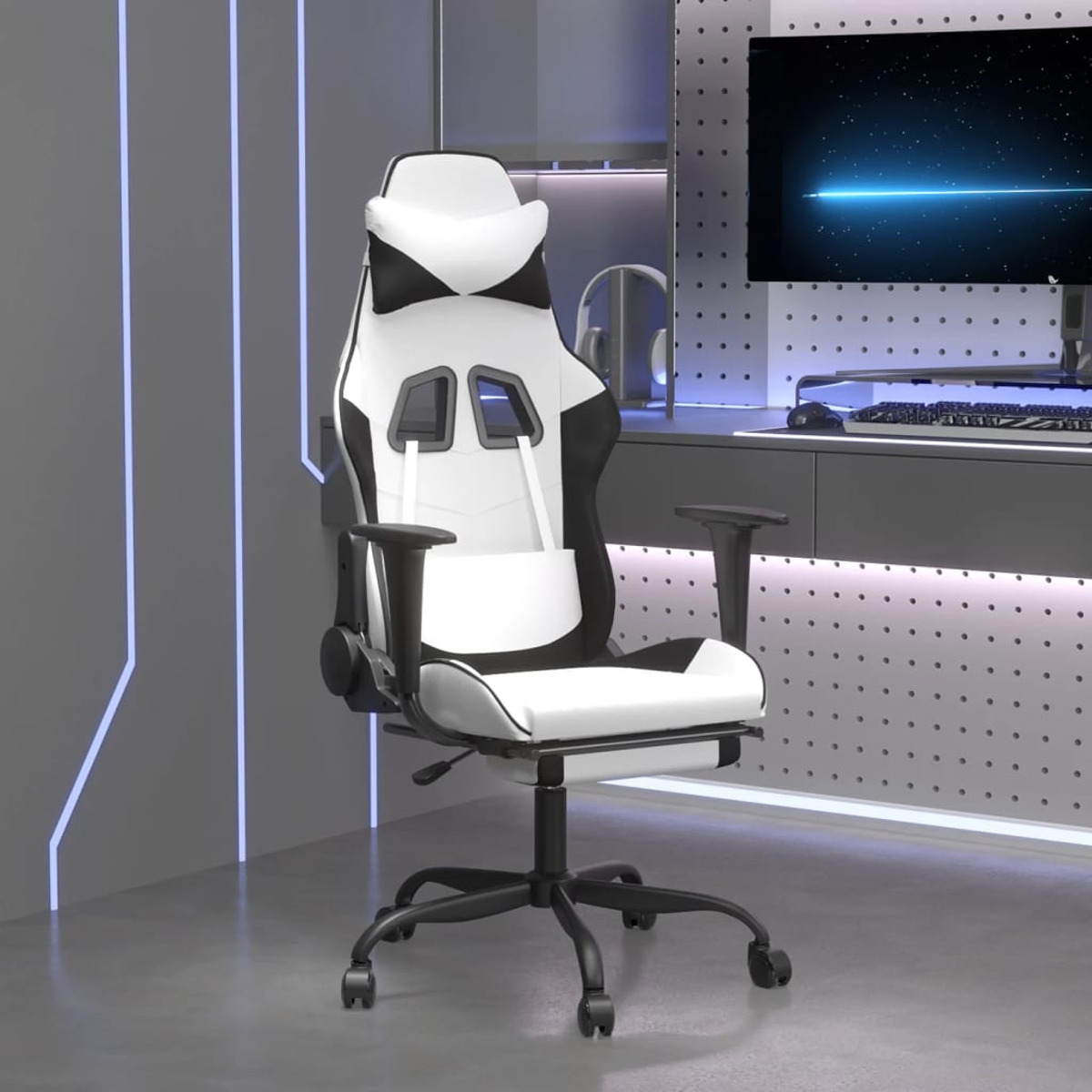 Weiß-schwarzer Gaming-Stuhl in einem Raum. Schwarze Armlehnen und Basis. Computer im Hintergrund.