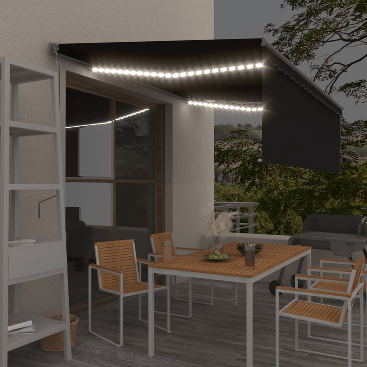 Balkon mit Tisch und Stühlen. Schwarze Markise mit Lichtern. Abendszene.