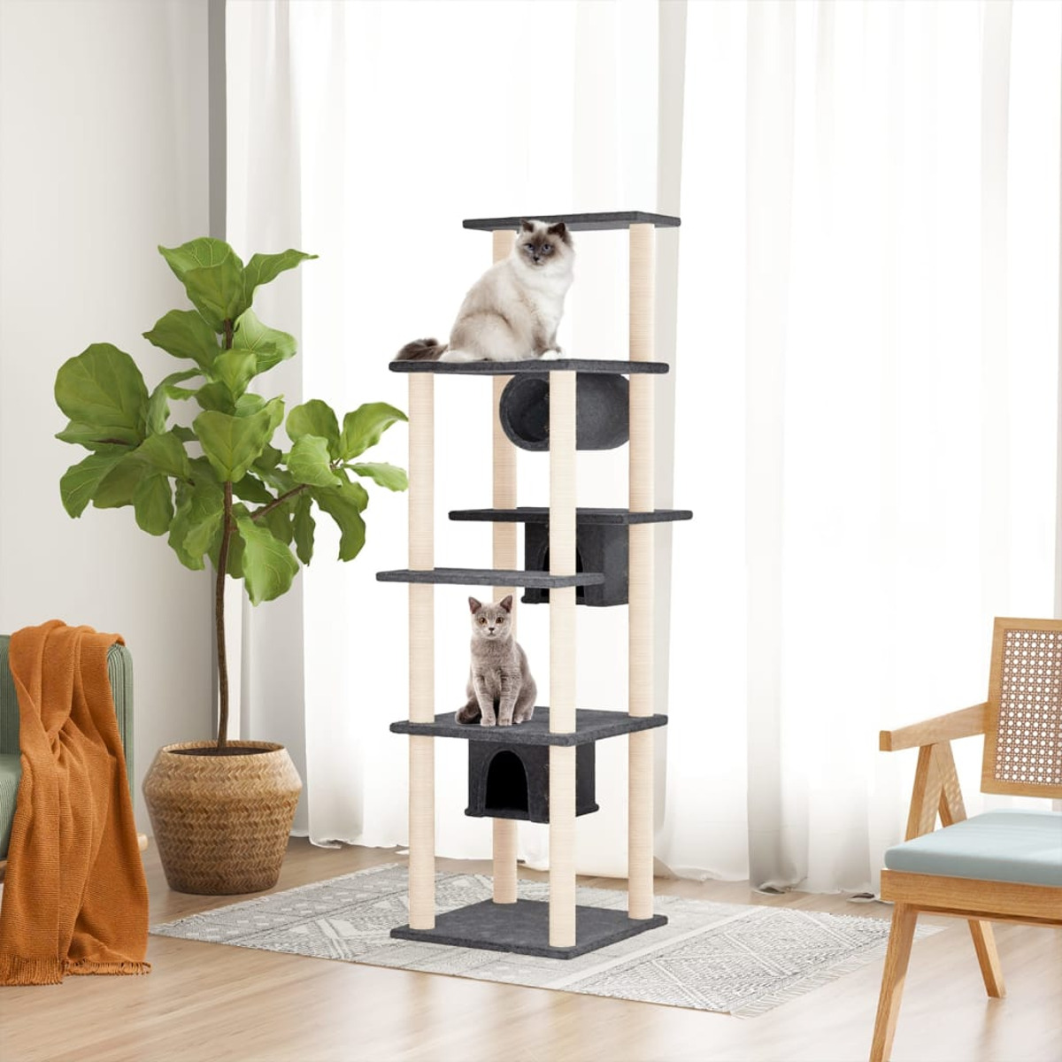 Ein Kratzbaum mit zwei Katzen. Der Baum hat mehrere Plattformen, ein Haus und Kratzpfosten.