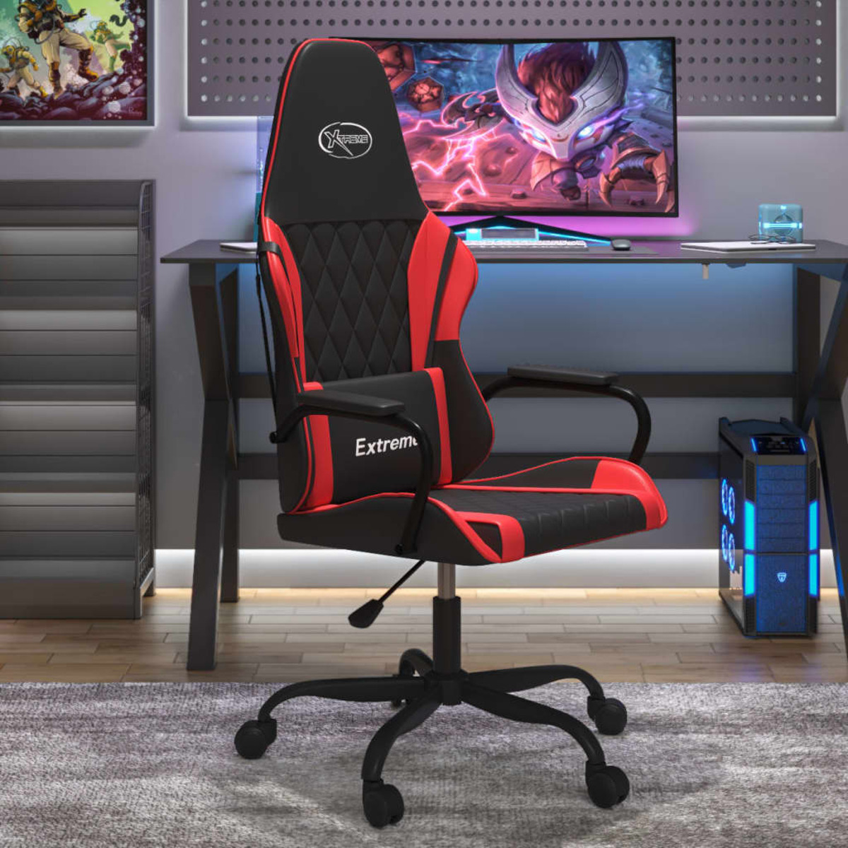 Roter und schwarzer Gaming-Stuhl mit Computertisch, Monitor und Tower im Hintergrund.