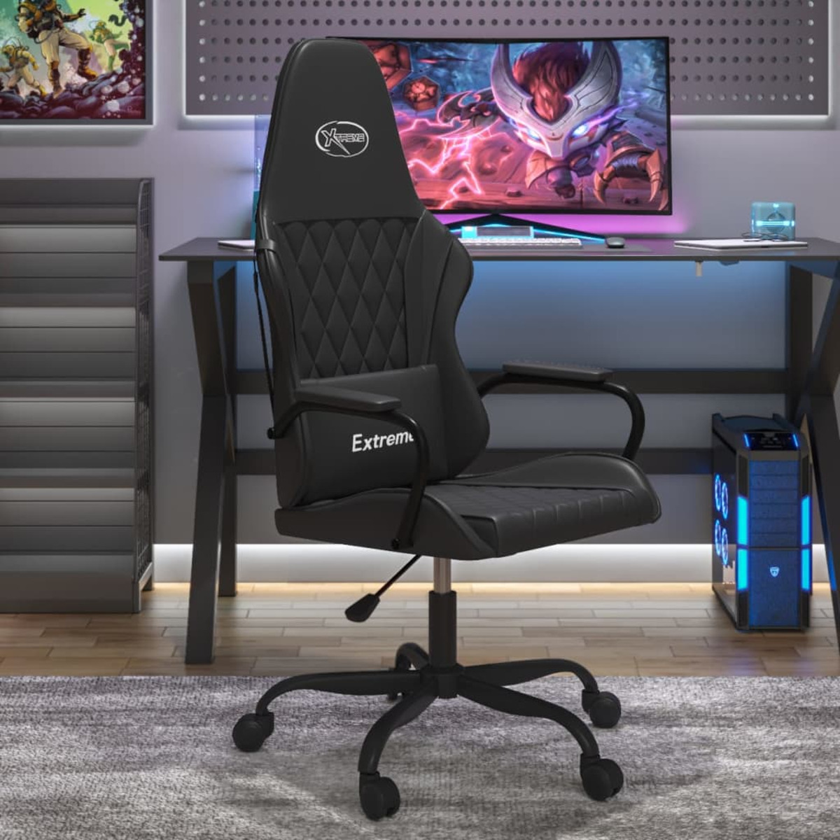 Schwarzer Gaming-Stuhl in einem Raum, mit Monitor im Hintergrund. Auf dem Boden liegt ein grauer Teppich.