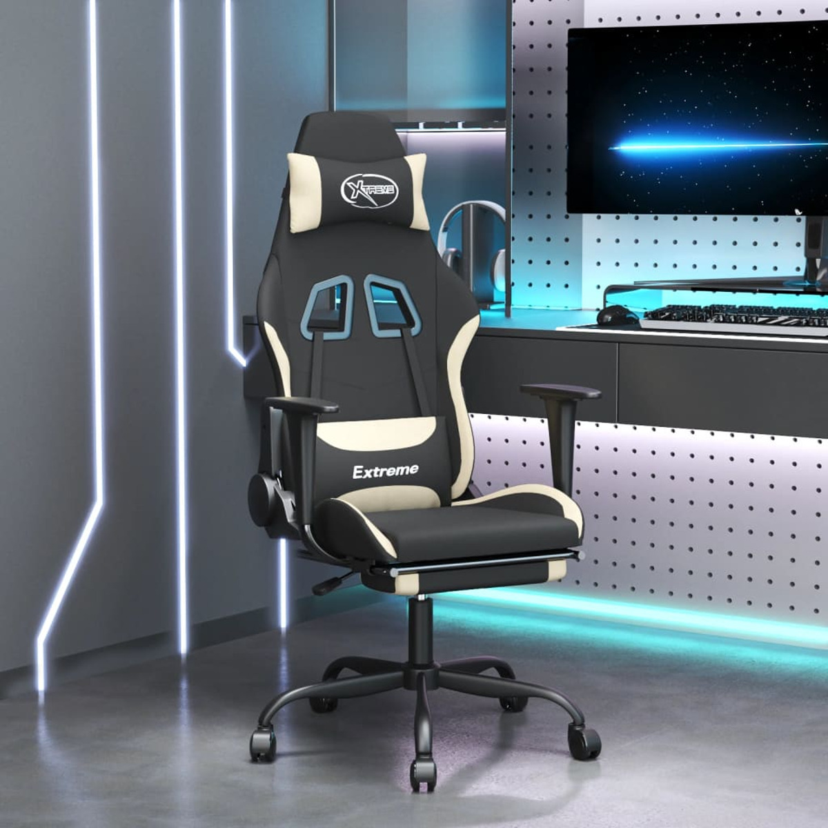 Gaming-Stuhl mit schwarzem und beigem Design, Kopfkissen und Fußstütze, in einem Spielzimmer.