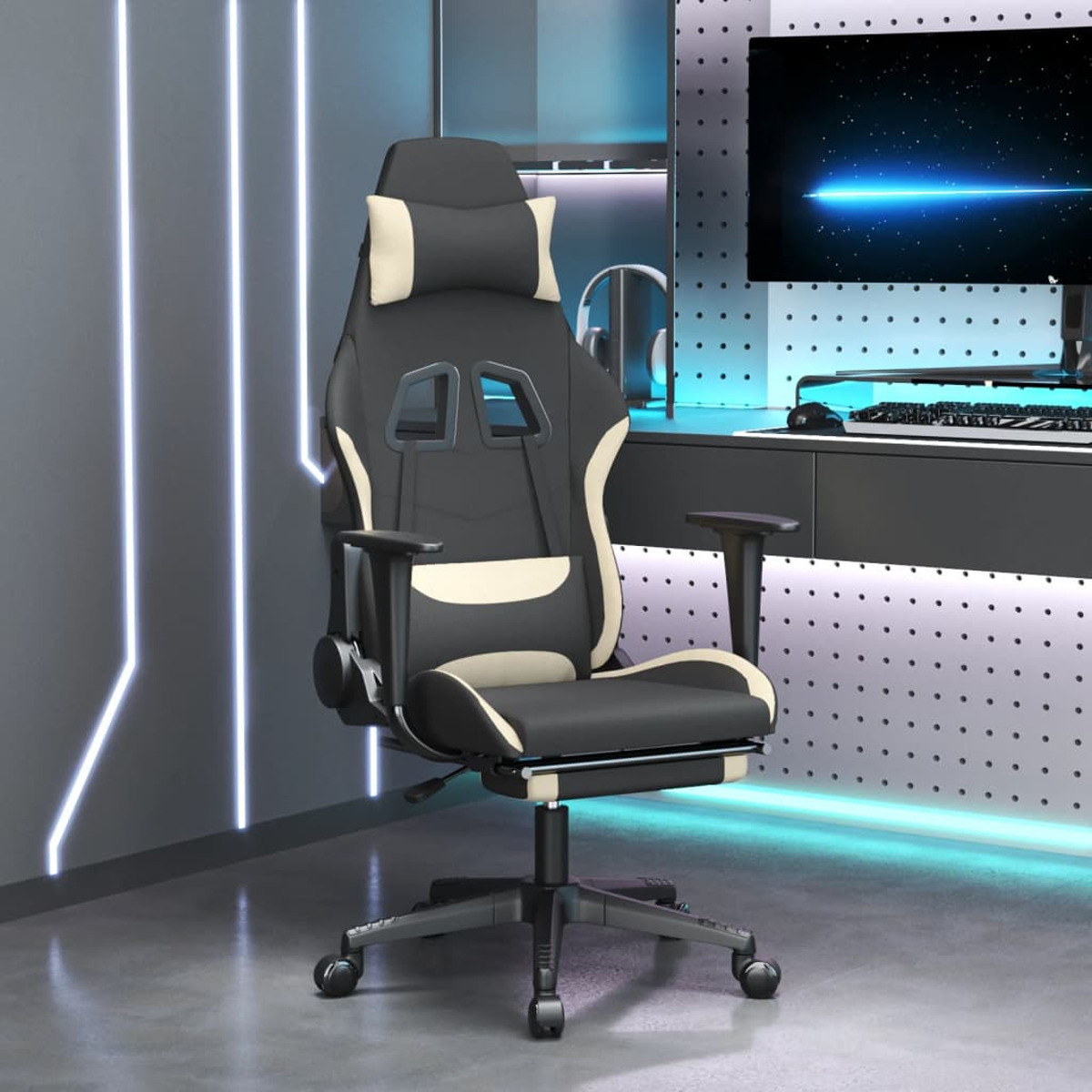 Gaming-Stuhl in einem Raum. Der Stuhl ist schwarz und beige, mit Kopf- und Fußstütze. Der Hintergrund ist unscharf.
