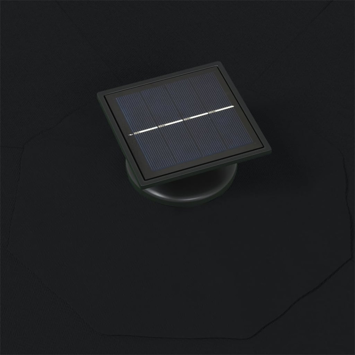 Ein quadratisches Solarpanel auf schwarzem Hintergrund, leicht zum Betrachter geneigt.