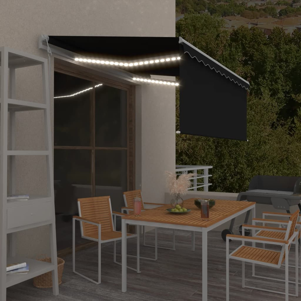 Balkon mit Lichtern und Markise. Tisch mit Stühlen, Bäume im Hintergrund.