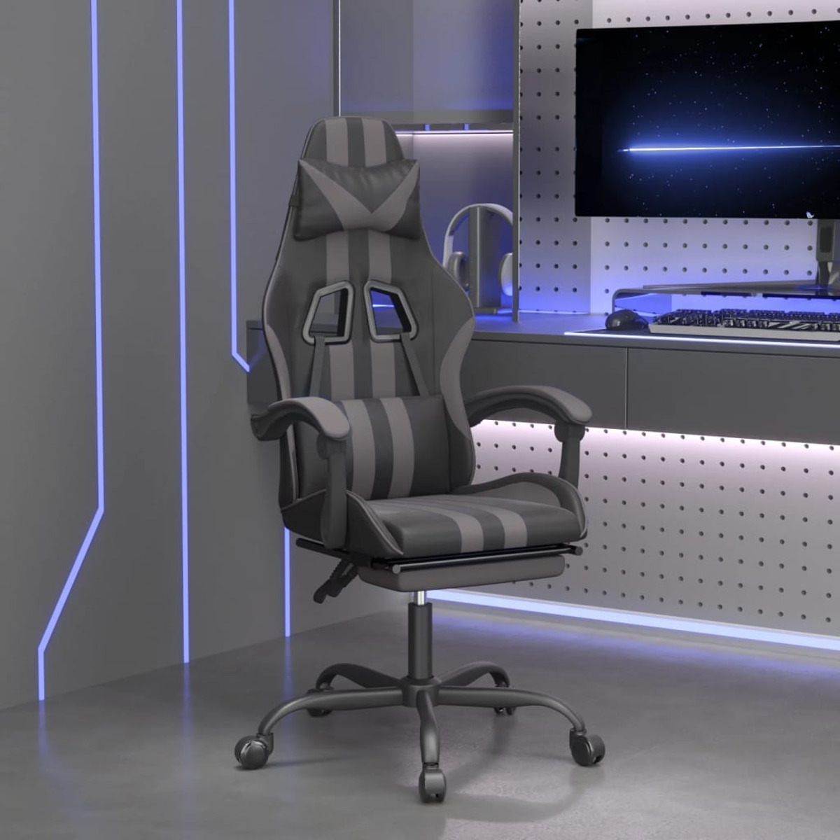 Gaming-Stuhl in einem Raum, schwarz und grau mit Fußstütze, und Monitor im Hintergrund.