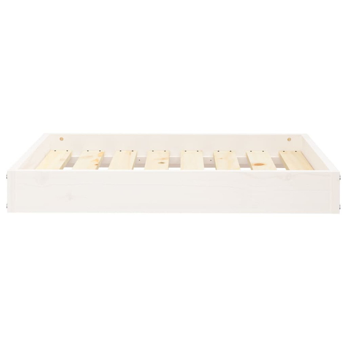 Weißes Bettgestell mit Holzlatten, schlichtes Design und weißer Hintergrund.