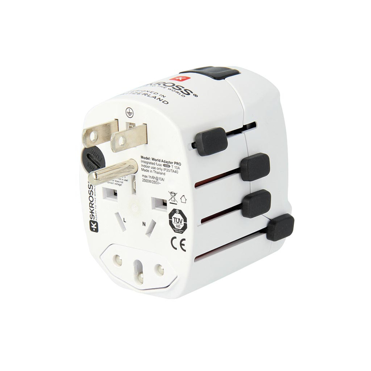 Un adattatore da viaggio bianco con configurazioni multiple di spine e certificazioni, su sfondo bianco.