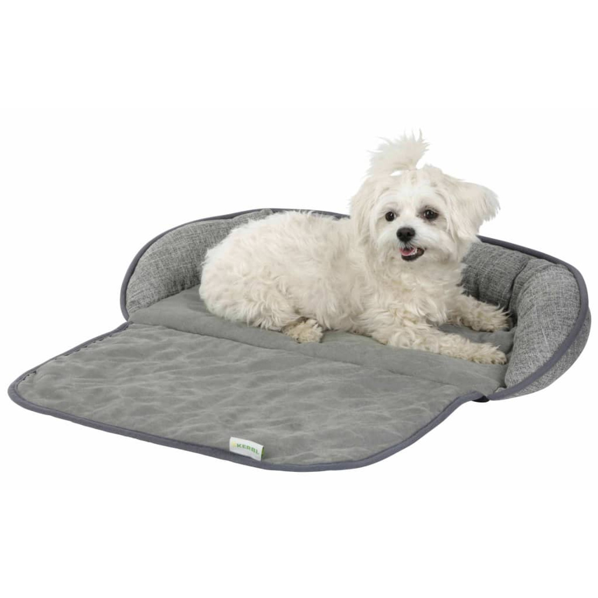 Ein weißer Hund liegt auf einem grauen Hundebett.
