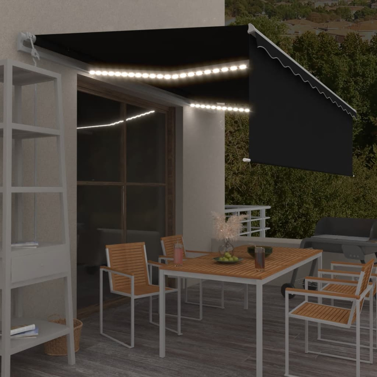 Schwarze Markise mit Lichtern. Tisch und Stühle auf einer Terrasse. Bäume im Hintergrund.