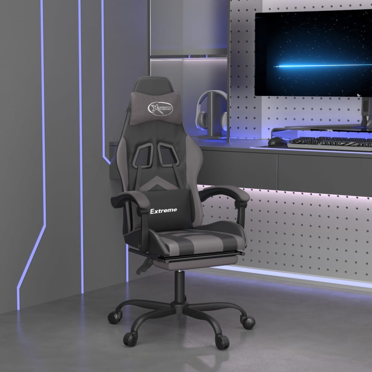 Gaming-Stuhl in einem Raum. Er ist schwarz und grau mit Kopfstütze. Schreibtisch und Monitor im Hintergrund.