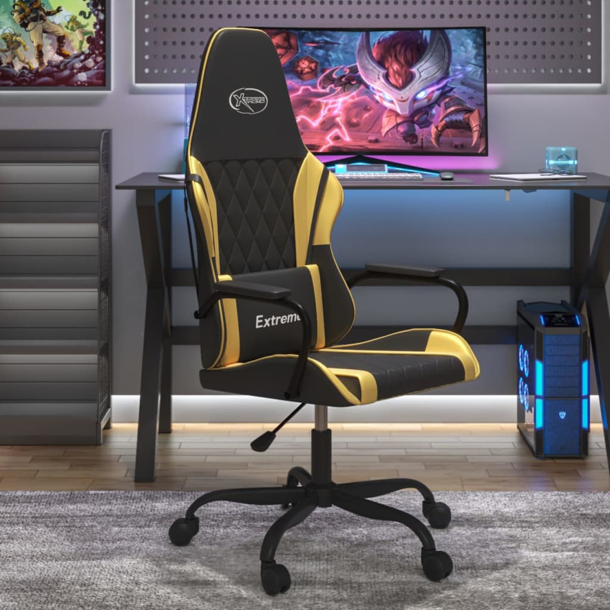 Gaming-Stuhl, schwarz und gelb, in der Nähe eines Schreibtischs mit Monitor, Tastatur und Tower.