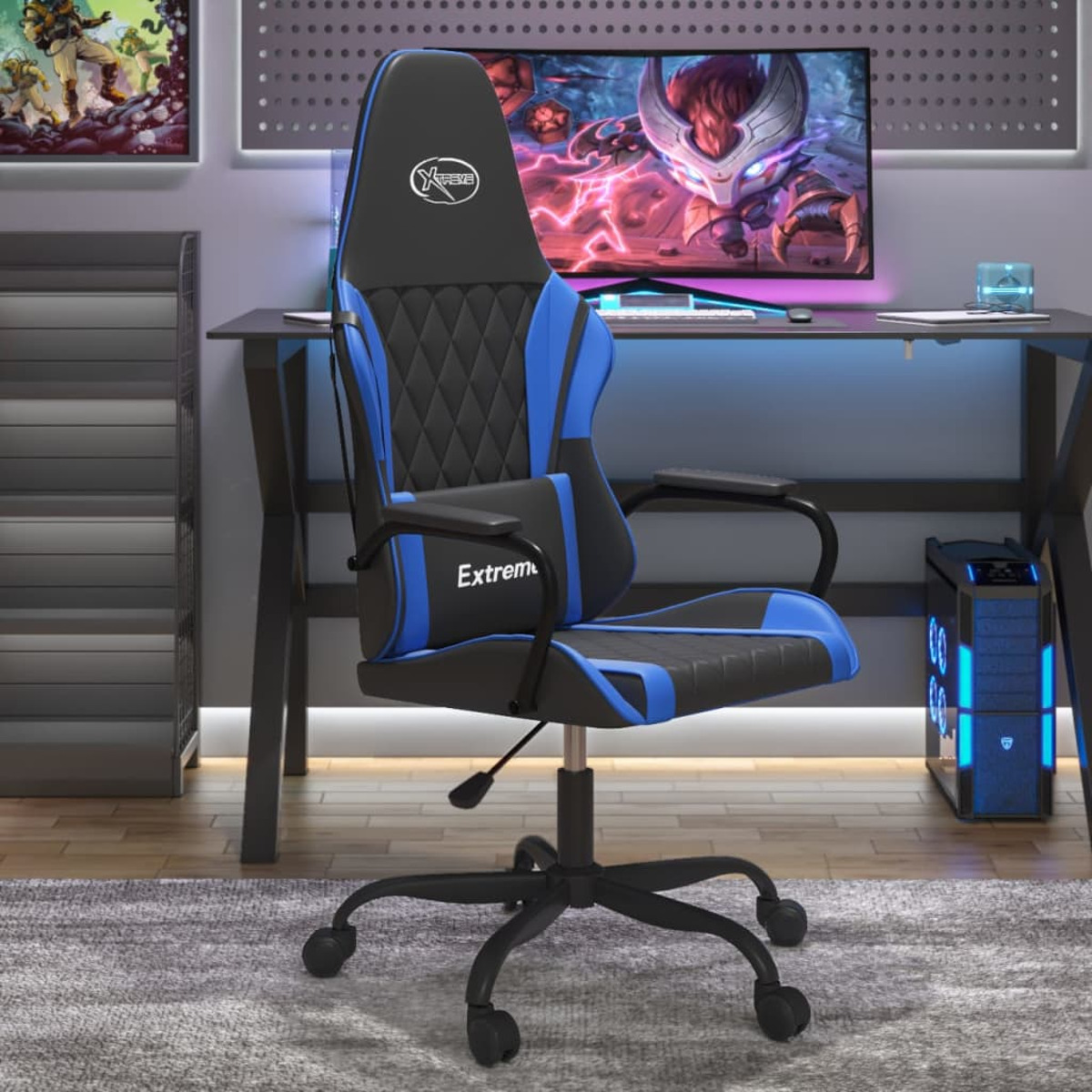 Gaming-Stuhl mit blauen und schwarzen Akzenten, schwarzem Fuß und Computer-Setup im Hintergrund.