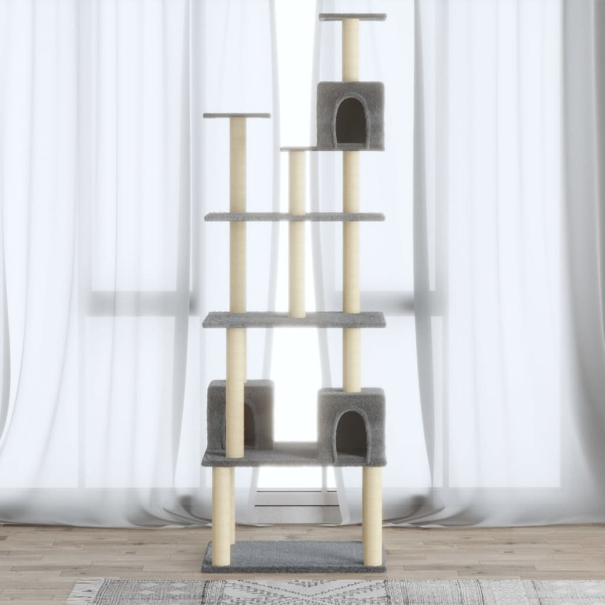Ein hoher Katzenbaum mit mehreren Ebenen, grauem Teppich und beigen Stützen.