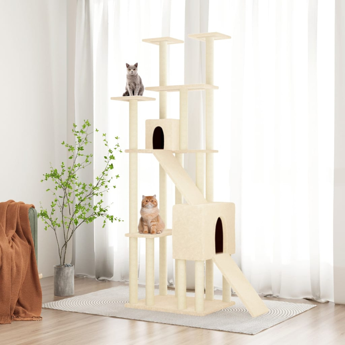 Ein hoher Katzenbaum mit zwei Katzen darauf. Eine Pflanze und ein Teppich sind unten.