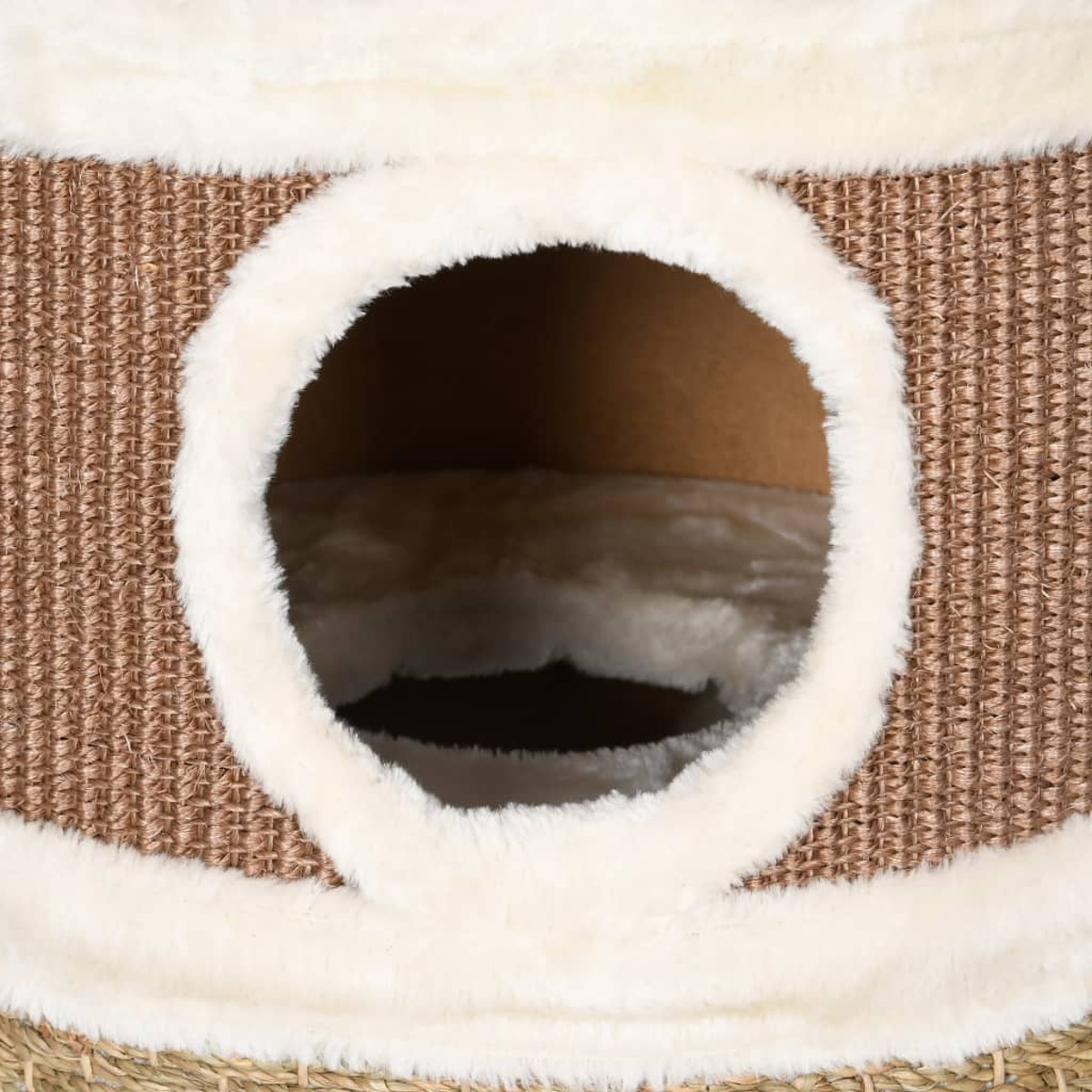 Nahaufnahme eines Katzenbettes mit Loch-Eingang, ausgekleidet mit weißem Fell.