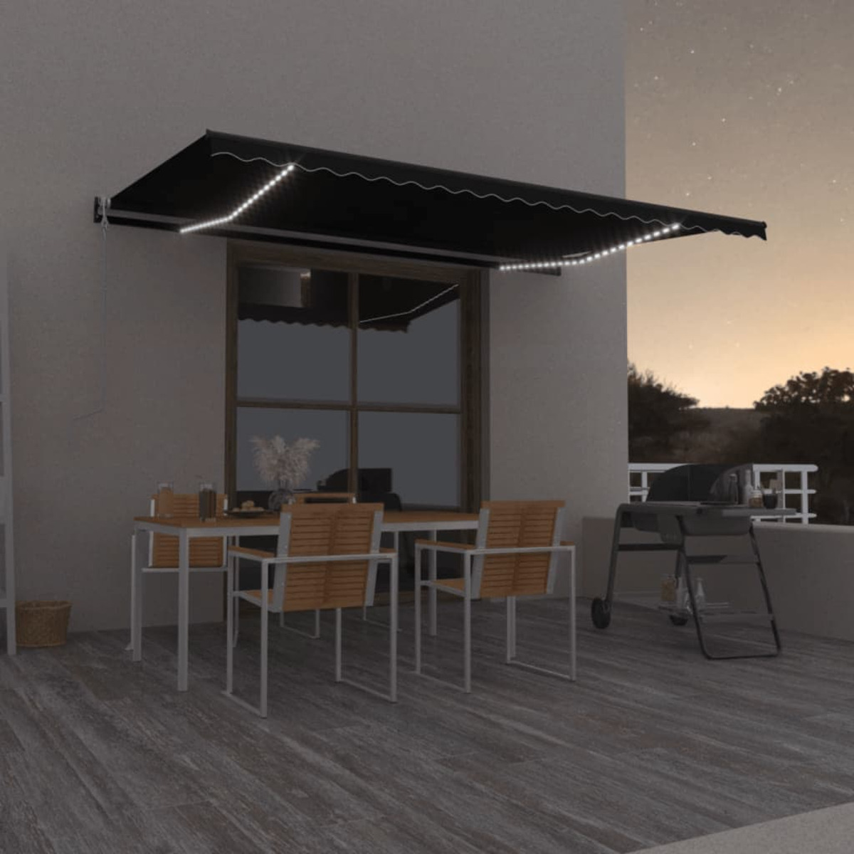 Außenbereich-Szene bei Nacht mit schwarzer Markise, Lichterketten und Grill.