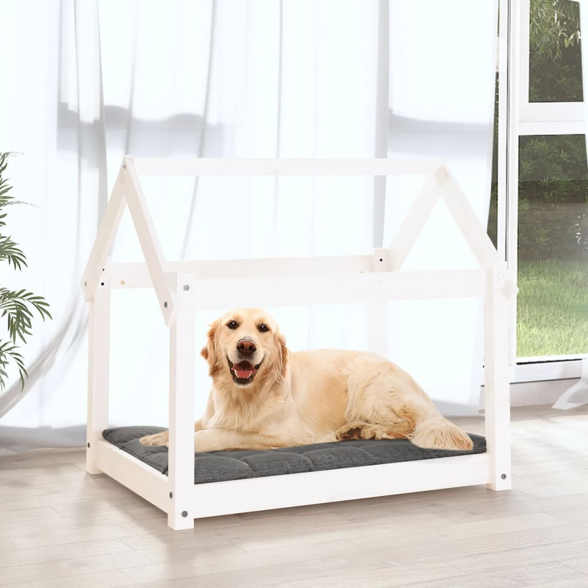 Ein weißes Hundehausgestell mit einem grauen Kissen im Inneren und einem Golden Retriever.