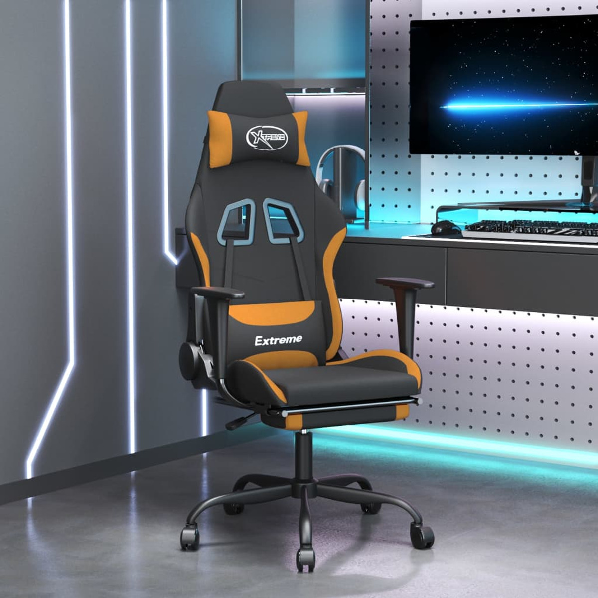 Gaming-Stuhl, schwarz und orange, in einem Raum mit schwarzem Schreibtisch und Neonlicht.