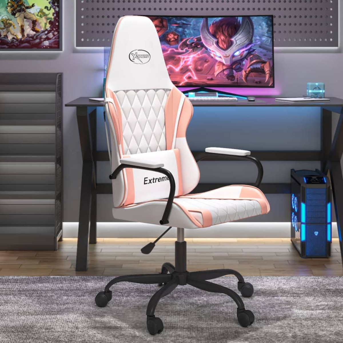 Gaming-Stuhl ist weiß und rosa, mit schwarzem Fuß. Ein Computer und Monitor sind dahinter.