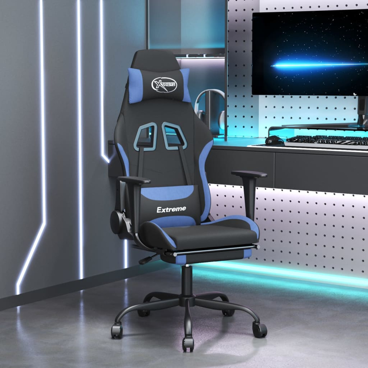 Gaming-Stuhl, blau und schwarz mit Kopfstütze, Lendenwirbelstütze und Fußstütze, in einem Spielzimmer.