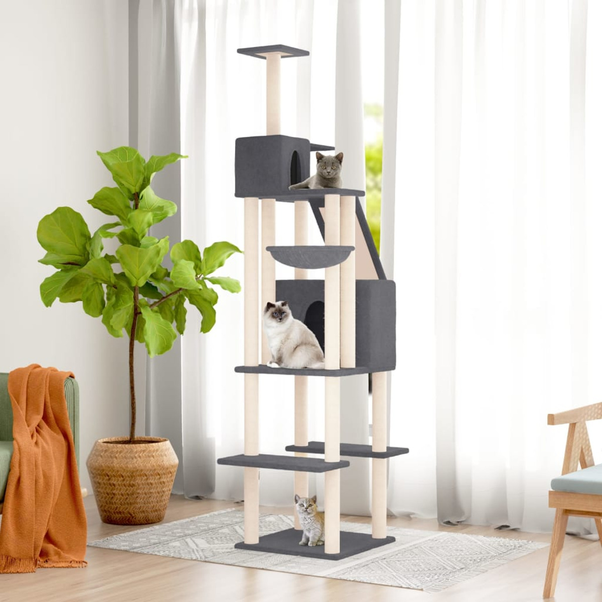 Ein hoher Katzenbaum mit Katzen darauf. Es hat mehrere Ebenen, ein Bett und Kratzbäume.