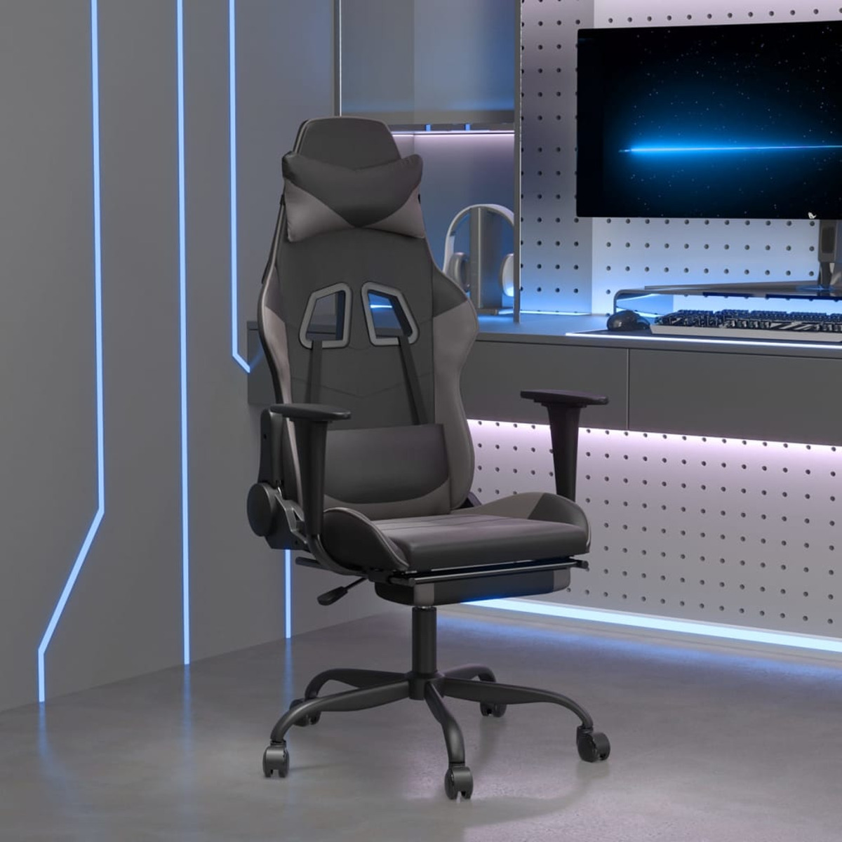 Gaming-Stuhl, schwarz und grau mit Kopfstütze, auf Rollen, in einem Raum mit blauen Neonlichtern.