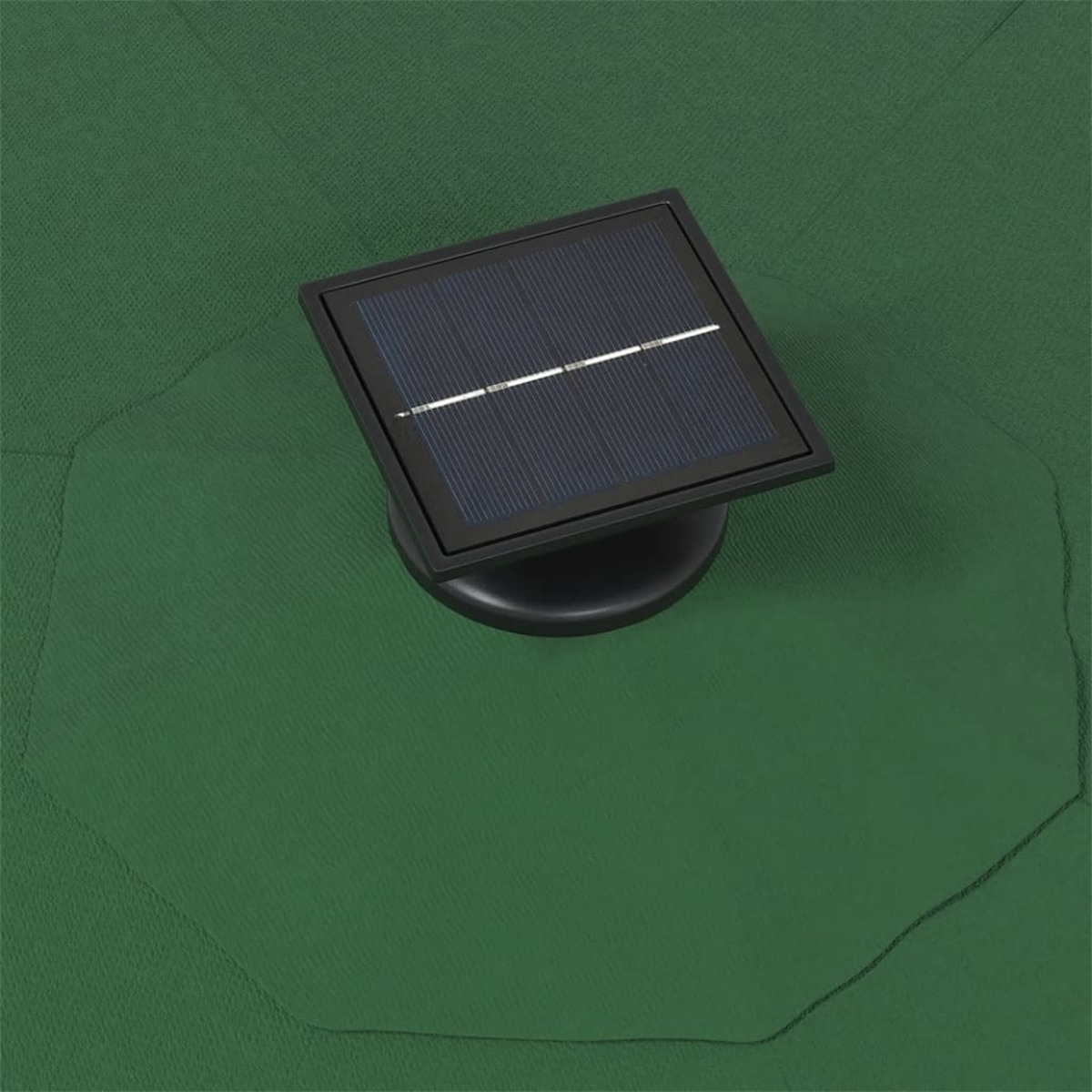 Ein Solarpanel auf einer grünen Oberfläche, möglicherweise ein Sonnenschirm, mit schwarzem Sockel.