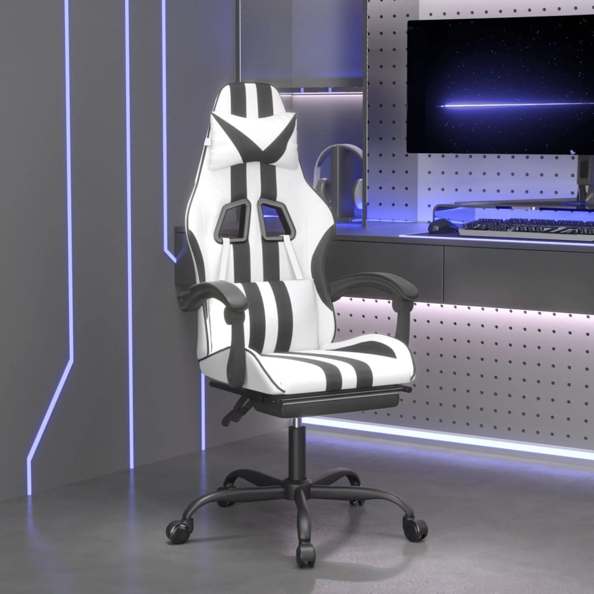 Gaming-Stuhl mit schwarz-weißem Design, schwarzem Sockel und Rädern, in einem Raum mit Neonlicht.