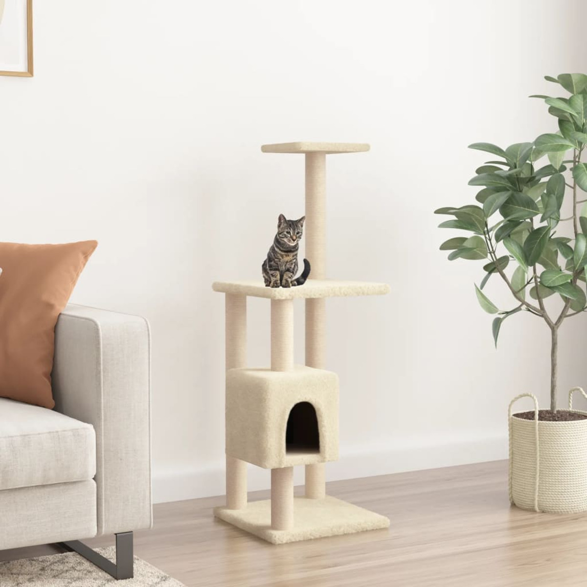 Beiger Kratzbaum mit Katze. Im Hintergrund Sofa und Pflanze.