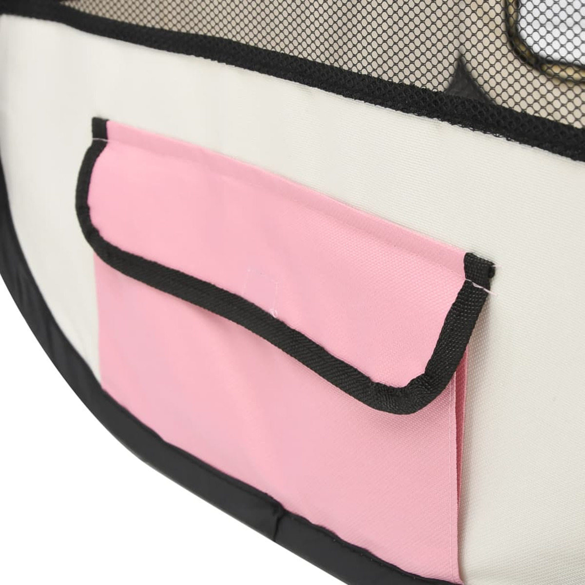 Eine rosa Tasche an einem weißen und schwarzen Haustiergehege, Nahaufnahme.